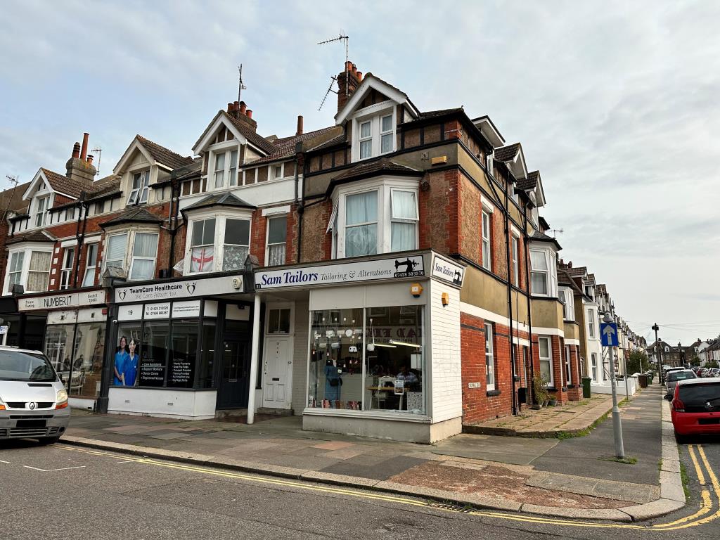 Lot: 139 - MIXED USE INVESTMENT COMPRISING GROUND FLOOR COMMERCIAL UNIT, THREE FLATS AND SINGLE LOCK-UP GARAGE - Builing with shop on ground floor